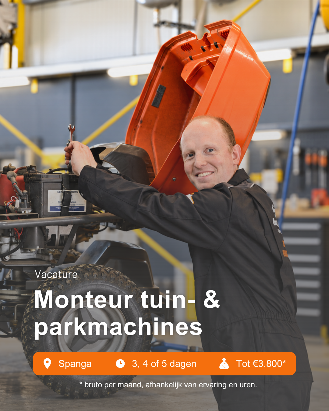 Monteur repareert een zitmaaier. Vacature monteur tuin- en parkmachines in Spanga