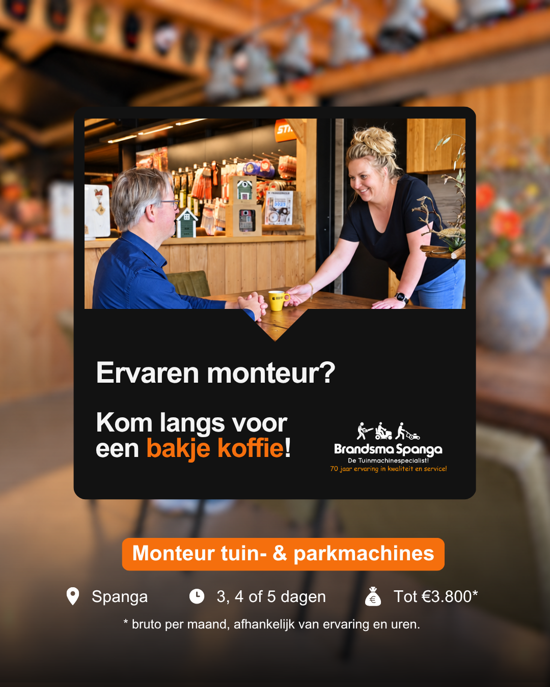 Medewerker zet koffie neer voor een klant. Kom langs voor een bakje koffie